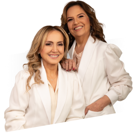 nutrologas sorrindo com a mao no bolso